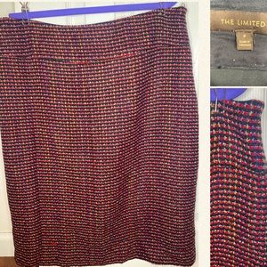 ♥️Women’s black and red tweed skirt from The Limited— trending for the holidays!